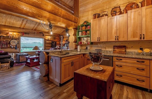 Wapiti Casa | Highland River Cabin- newly constructed, direct river access, 30 minutes to Yellowstone!