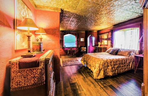 Bolton Landing Otro | 'Highlands Castle'... two suites in the castle!