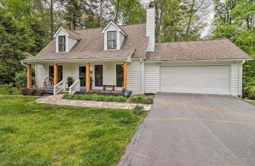 Highlands Casa | Highlands Cottage with Sunroom about 1 Mile to Downtown!