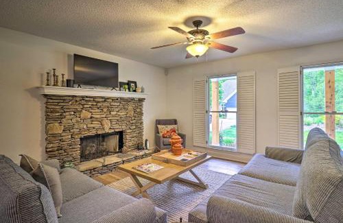 Highlands Casa | Highlands Cottage with Sunroom about 1 Mile to Downtown!