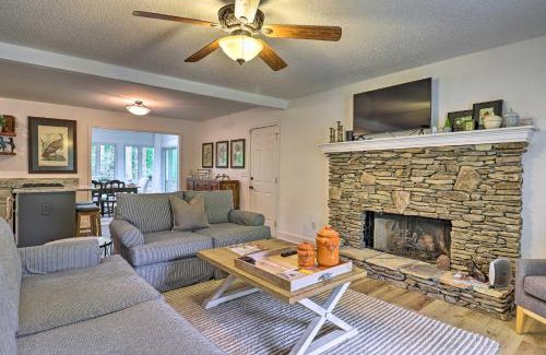 Highlands Casa | Highlands Cottage with Sunroom about 1 Mile to Downtown!