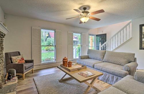 Highlands Casa | Highlands Cottage with Sunroom about 1 Mile to Downtown!