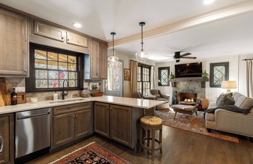 Mirror Lake Cabaña | Designer Cottage-Highlands-Amazing Outdoor Living Spaces-Fireplace-Pet Friendly