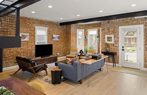 West Highland Casa | Highlands Square Bungalow - Private Yard - Garage