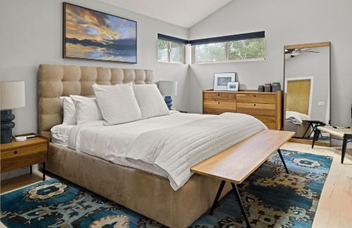 West Highland Casa | Highlands Square Bungalow - Private Yard - Garage
