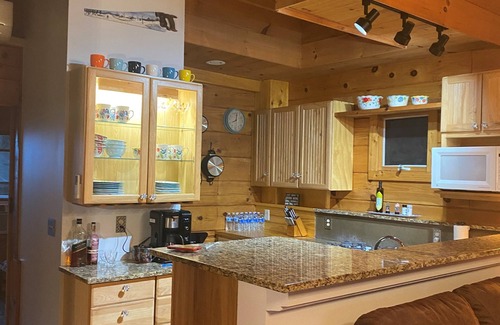 Clayton Cabina | Highlands View Log Cabin with Fenced Yard