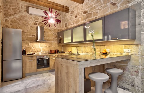 Ħal Bisbut Casa | Casa de carácter de Ta Rozamari, recientemente renovada, con piscina y bañera de hidromasaje