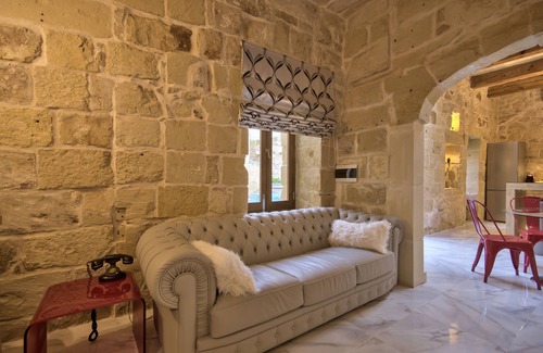 Ħal Bisbut Casa | Casa de carácter de Ta Rozamari, recientemente renovada, con piscina y bañera de hidromasaje