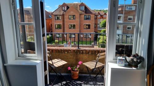 Swanage Apartamento | HighTide - 2 bed with parking, balcony & sea view.