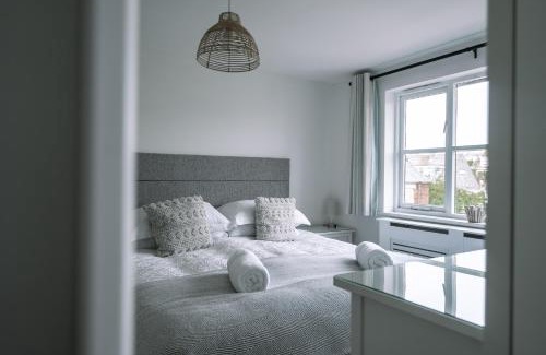 Swanage Apartamento | HighTide - 2 bed with parking, balcony & sea view.
