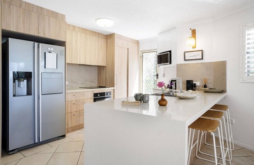 Alexandra Headland Apartamento | Highwater Haven - Ocean View Apartment! 300m to Beach. Pet Friendly