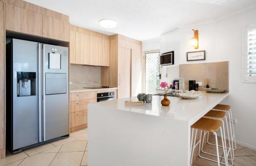 Alexandra Headland Apartamento | Highwater Haven - Ocean View Apartment. 300m to Beach. Pet Friendly
