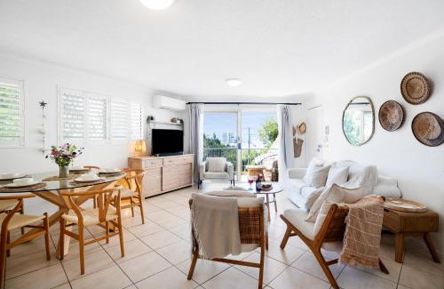 Alexandra Headland Apartamento | Highwater Haven - Ocean View Apartment. 300m to Beach. Pet Friendly
