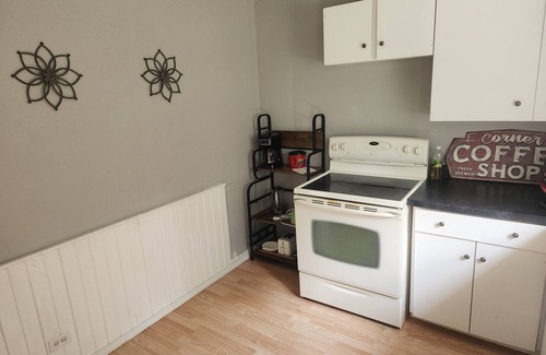 Saint Michael Cabaña | Highway 20 Lodge--Quiet, Cozy, renovated two bedroom house that sleeps 6-7