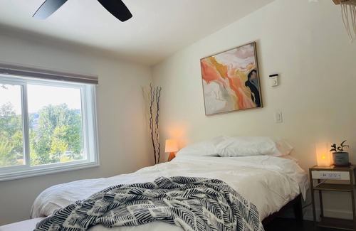Central Okanagan Cama Y Desayuno | Hikari-Okanagan Sunshine B&B - Easy walk to both Downtown&Lake