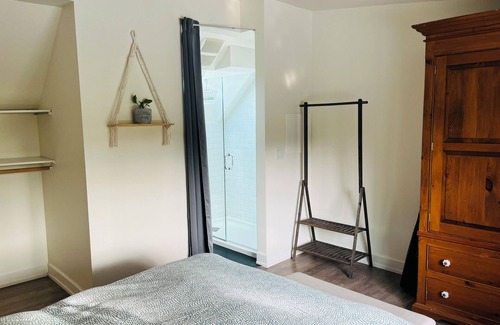 Central Okanagan Cama Y Desayuno | Hikari-Okanagan Sunshine B&B - Easy walk to both Downtown&Lake