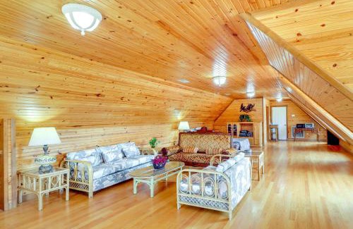 Fairfield Bay Apartamento | Hike and Fish Studio with Pool Access in Shirley!