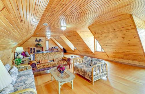 Fairfield Bay Apartamento | Hike and Fish Studio with Pool Access in Shirley!