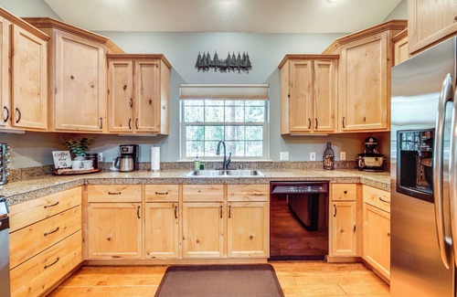 Graeagle Cabina | Hike + Explore: Graeagle Getaway w/ Furnished Deck