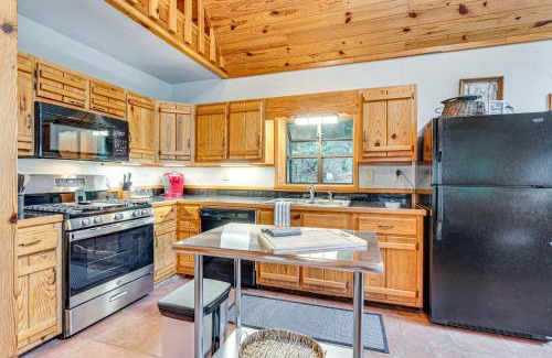 Indian Rock Springs Casa | Hike, Fish and More Cozy Cabin with Patio in Murphy!