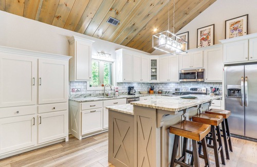 Tarheel Casa | Hike, Fish & Kayak: Murphy Gem w/ Deck & Fire Pit