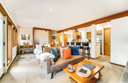 Tahoe Woods Condominio | Hike, Golf & Ski: Cozy Tahoe City Condo!
