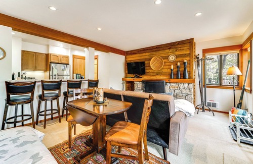 Tahoe Woods Condominio | Hike, Golf & Ski: Cozy Tahoe City Condo!