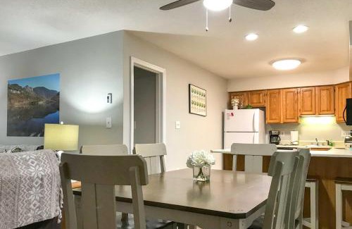 Lincoln Apartamento | Hike, Ski, Explore Lincoln Condo with Pool Access