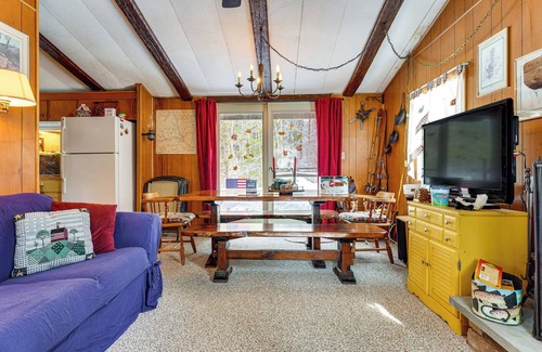 Chester Cabina | Hike, Ski & Unwind: Cabin w/ Deck in Chester!