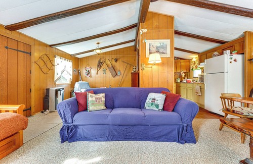 Chester Cabina | Hike, Ski & Unwind: Cabin w/ Deck in Chester!