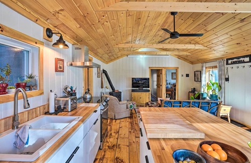 Williamsville Cabaña | Hike & Swim On-site: Cozy Falls Brook Cabin