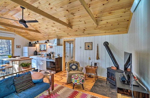 Williamsville Cabaña | Hike & Swim On-site: Cozy Falls Brook Cabin