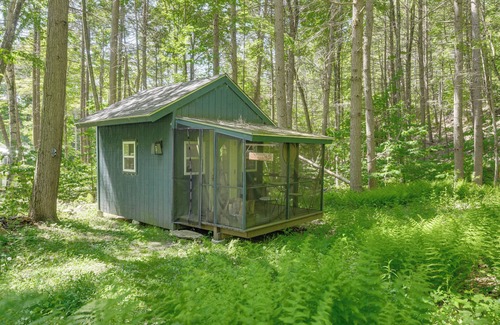Williamsville Cabaña | Hike & Swim On-site: Cozy Falls Brook Cabin