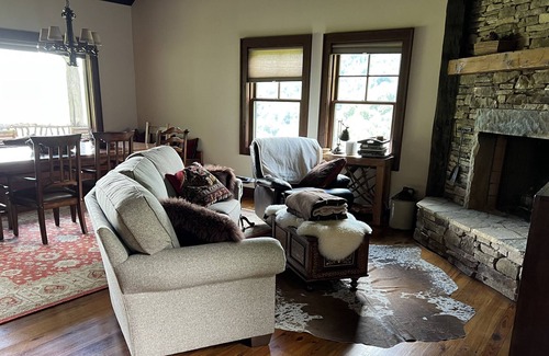 Clyde Cabina | Hiking enthusiasts looking for upscale accommodations and amazing views!