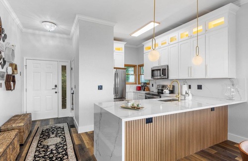 Mountain Air Condominio | Hiking On-Site: Mtn-View Burnsville Condo!