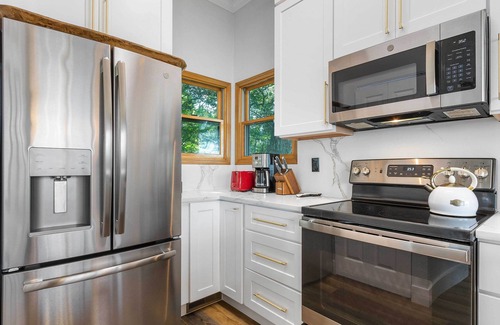 Mountain Air Condominio | Hiking On-Site: Mtn-View Burnsville Condo!