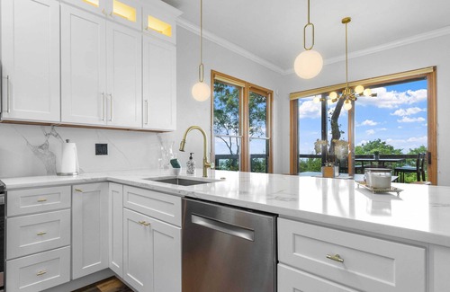 Mountain Air Apartamento | Hiking On-site: Mtn-view Burnsville Condo!