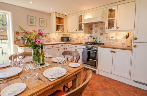 Winster Cabaña | HILL COTTAGE, family friendly, character holiday cottage in Winster