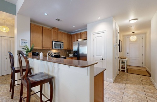 Horseshoe Bay Condominio | Hill country corner condo at The Waters - central AC, lake views & Pool