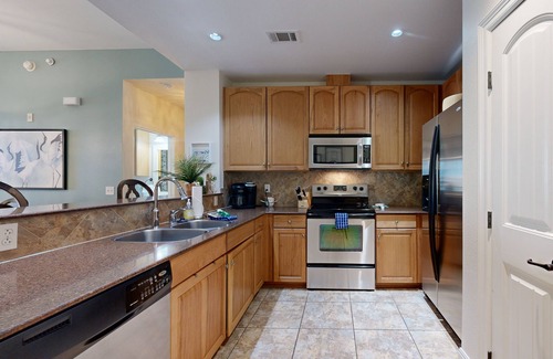 Horseshoe Bay Condominio | Hill country corner condo at The Waters - central AC, lake views & Pool