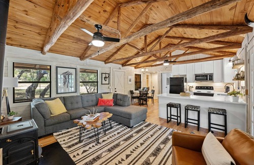 Dripping Springs Casa | 25 Acres of Pristine Hill Country w/ creek! Near Wineries and Pet Friendly - Cedar Creek Retreat