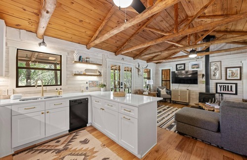 Dripping Springs Casa | 25 Acres of Pristine Hill Country w/ creek! Near Wineries and Pet Friendly - Cedar Creek Retreat