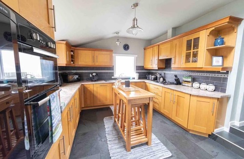 Cullen Casa | Hill Crest - cliff top cottage with stunning views of the bay.