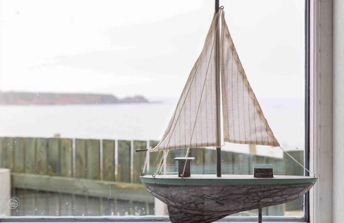 Cullen Casa | Hill Crest - cliff top cottage with stunning views of the bay.