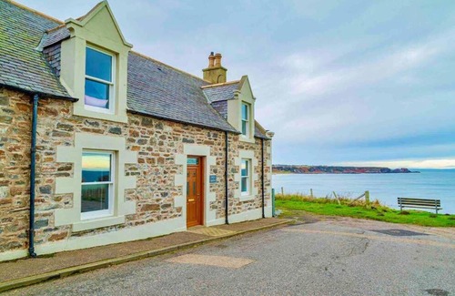 Cullen Casa | Hill Crest - cliff top cottage with stunning views