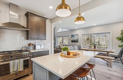 Waterbury Center Casa | Hill House: 3 br w/ fireplace, a/c, hot tub, deck, firepit & garage!