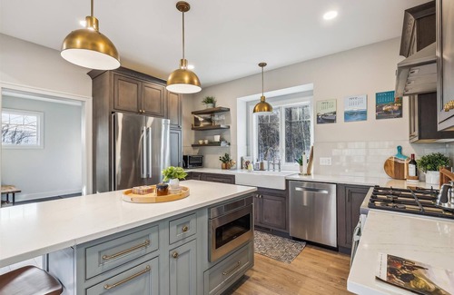 Waterbury Center Casa | Hill House: 3 br w/ fireplace, a/c, hot tub, deck, firepit & garage!