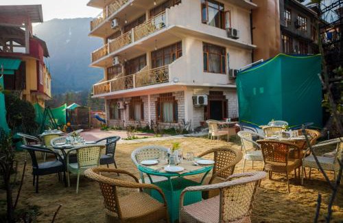 Aleo Hotel | Hill River Resort - Central Heated & Air Cooled - Near Mall Road , Best Property of Manali 2024- 2025