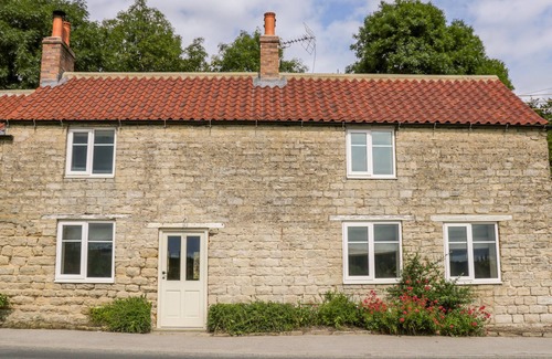 Stonegrave Cabaña | HILL TOP, pet friendly, character holiday cottage in Hovingham