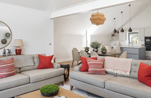Holcombe Casa | Hill View House - Cookswood